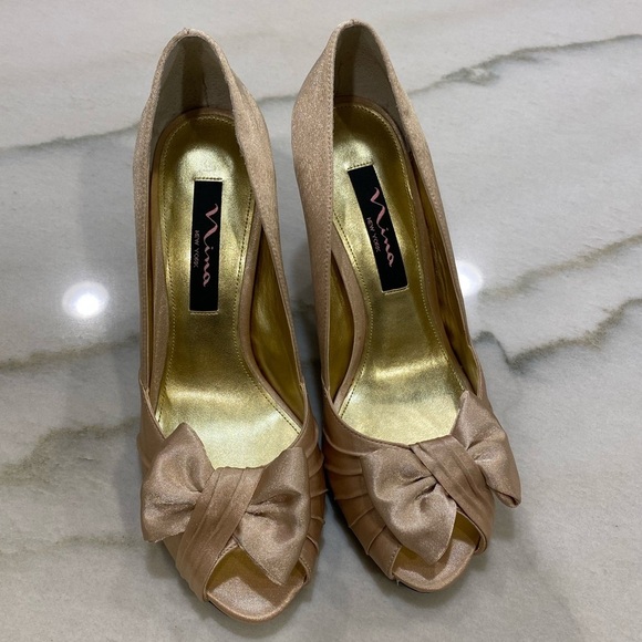 Nina Heels Size 37 US 6.5 Gold Champagne Satin Peep Toe Pleated Bow - Picture 2 of 14
